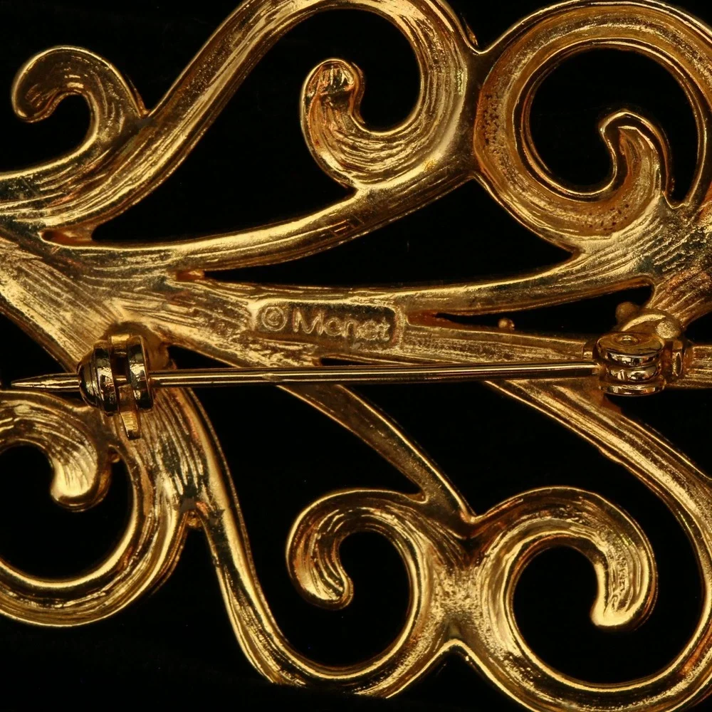 Monet Vintage Gold Tone Openwork Scroll Leaf Brooch Pin LB-WJ-28